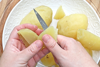 Recept Krompirjeva solata z delikatesnimi kumaricami DROGA - 1.korak