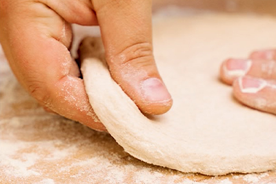 Recept Pizza sendvič z ajvarjem in čevapčiči - 2.korak