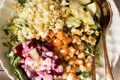 Recept Kvinojina solata s pečenim sladkim krompirjem, rdečo peso in fetinim prelivom - 5.korak