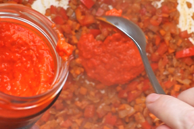 Recept Brezmesni čili s fižolom, ajvarjem in paradižnikovo omako DROGA - 2.korak