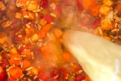 Recept Enolončnica s kislim zeljem, repo, klobaso, fižolom in ješprenjem ter malo rdeče pese - 2.korak