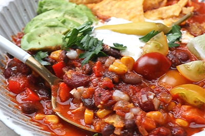 Recept Brezmesni čili s fižolom, ajvarjem in paradižnikovo omako DROGA - 6.korak