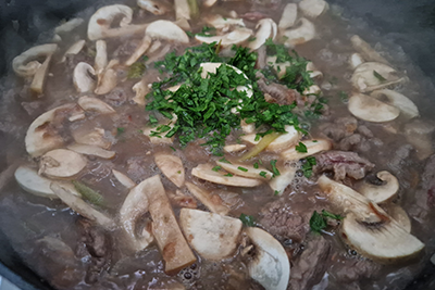 Recept Goveji trakci s kislimi kumaricami s pirejem in mešano solato - 4.korak
