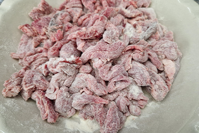 Recept Goveji trakci s kislimi kumaricami s pirejem in mešano solato - 1.korak