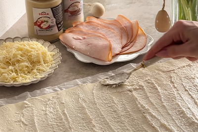 Recept Velikonočni zavitki iz listnatega testa, šunke, sira in hrena s smetano - 1.korak