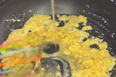 Recept Velikonočna prata s toplo hrenovo omako in polnjenimi jajčki - 7.korak
