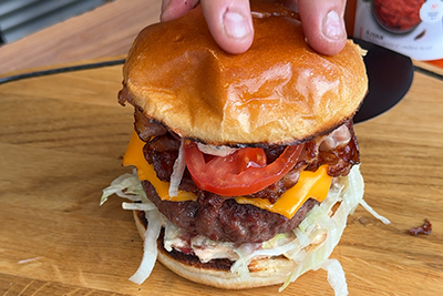 Recept Goveji burger z namazom s papriko in kumaricami - 5.korak