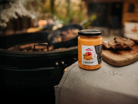 NAMAZ S PAPRIKO IN KUMARICAMI: SOČNA EKSPLOZIJA OKUSA, KI OSVEŽI VSAK GRIŽLJAJ